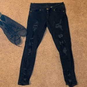 Black ripped jeans 🖤